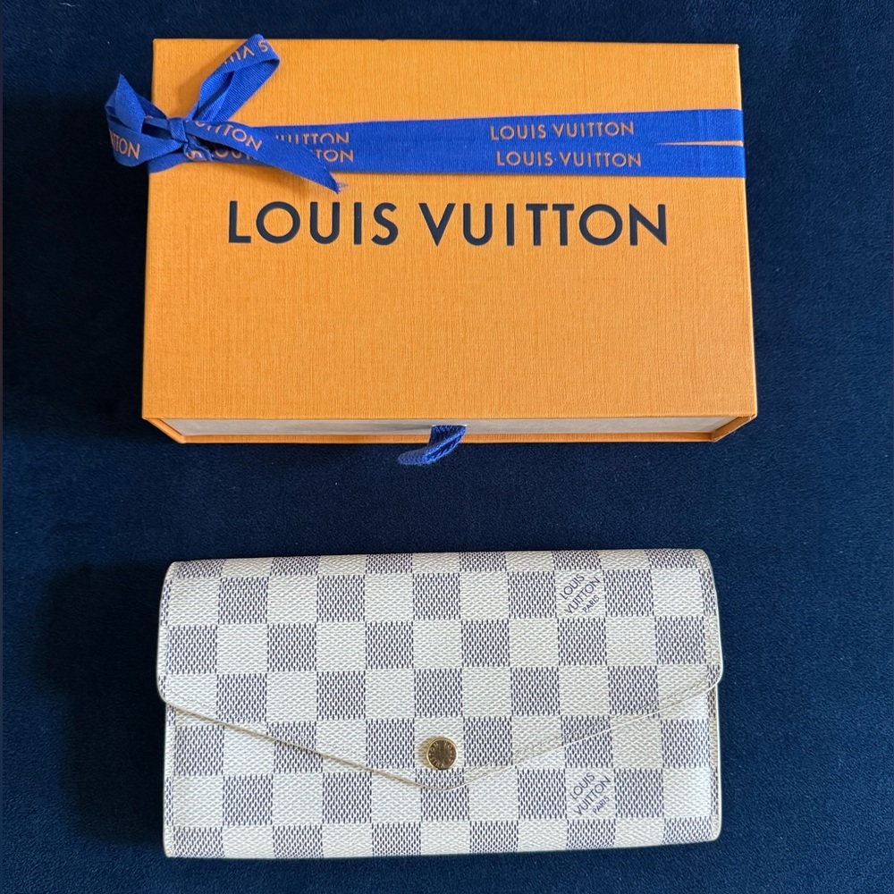 Authentic✨ Louis Vuitton Sarah Wallet Damier Azur White - 2022
